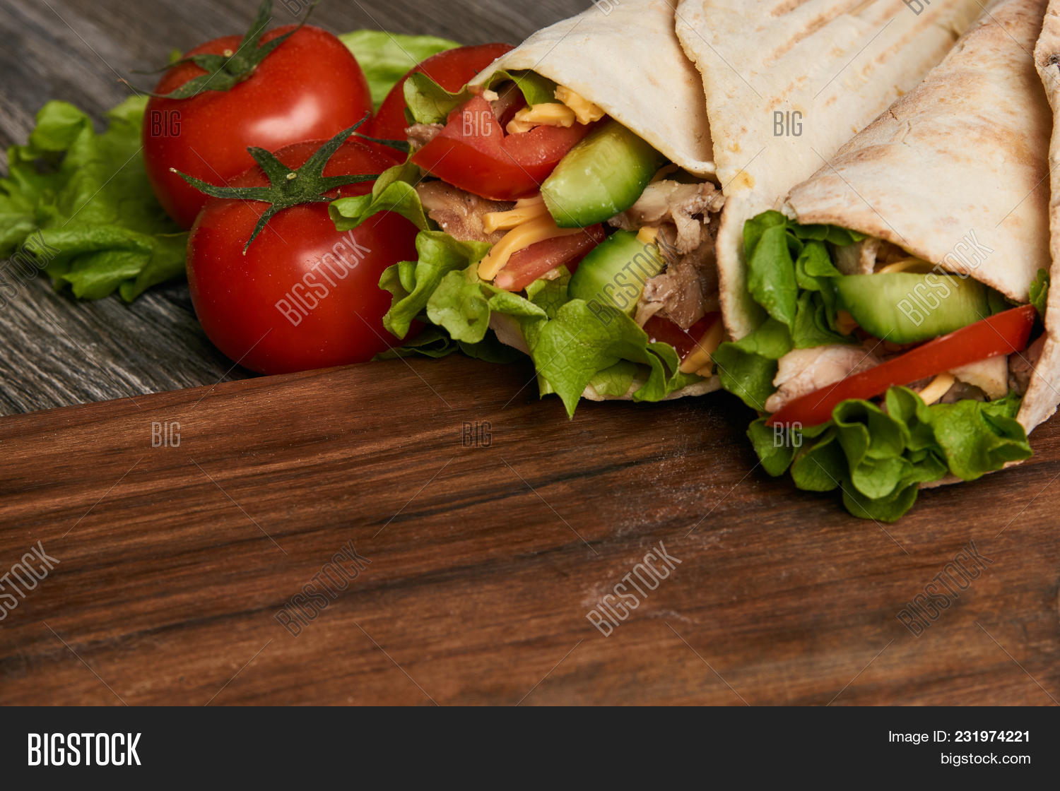 how many calories in a chicken shawarma sandwich