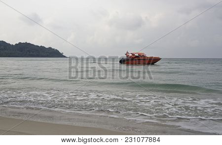 Ko Kut,thailand- February 26,2018: Boat Sail Near The Beach Of The Paradise Coconut Island