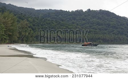 Ko Kut,thailand- February 26,2018: Boat Sail Near The Beach Of The Paradise Coconut Island