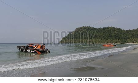 Ko Kut,thailand- February 26,2018: Boats Moored Near The Beach Of The Paradise Coconut Island