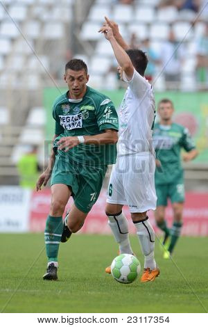 KAPOSVAR, Ungheria - 27 agosto: Serghei Alexeev (in verde) in azione presso un campione nazionale ungherese