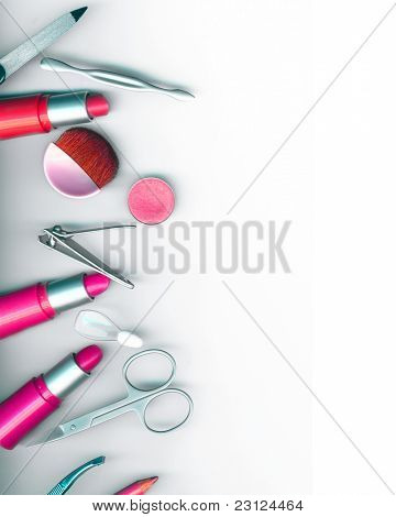 pincel de maquillaje y cosméticos, sobre un fondo blanco aislado