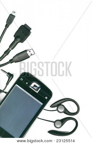 Un insieme di diversi cavi elettronici e pda su sfondo bianco, isolato