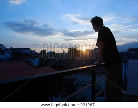 Man kijken naar zonsondergang