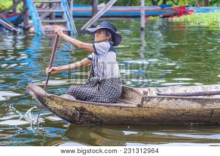 Tonle Sap , Cambodia - Oct 18 : Cambodian Woman In Tonle Sap Lake Cambodia On October 18 2017. Tonle