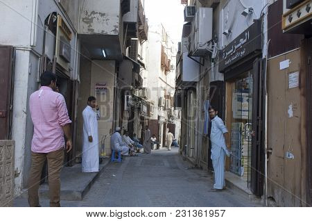 Shops And Shoppers In The Old Market (balad) In Jeddah, Saudi Arabia, 02-07-2015