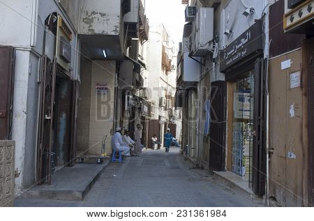 Shops And Shoppers In The Old Market (balad) In Jeddah, Saudi Arabia, 02-07-2015
