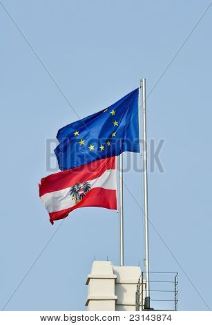 Flaggen Österreichs und der Europäischen Union gegen blauen Himmel