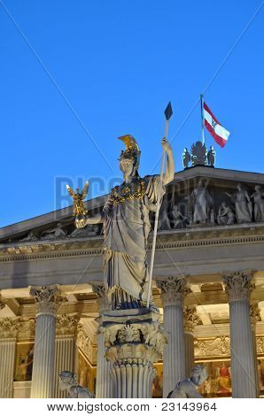 Статуя Афины перед зданием австрийского парламента, Вена