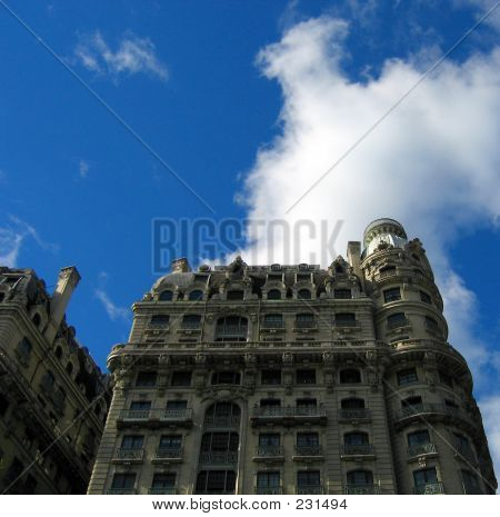 Dekorative Fassade In blauen Himmel