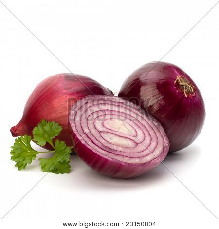 Rot in Scheiben geschnitten, Zwiebeln und frische Petersilie-Stilleben, isolated on white background