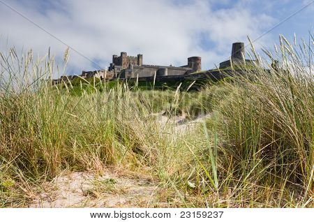 Castillo de Bamburgh de las dunas