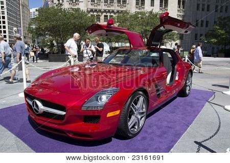 CHICAGO - 26 sierpnia: A Mercedes-Benz 2011 CLS 63 AMG Samochód sportowy na wystawie w North Michigan Ave w