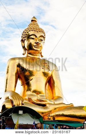 um Buda dourado grande