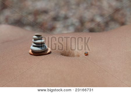 Pyramida kamenů na břiše
