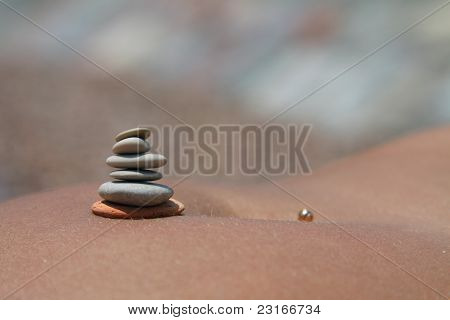 Pyramida kamenů na břiše