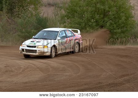 Rostov, Rússia - 05 de setembro: Uriy Volkov dirige carros de Subaru Impreza durante Rostov Velikiy Rússia