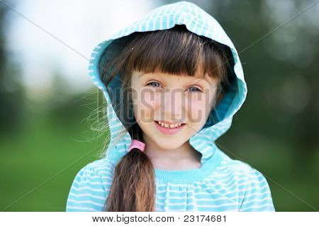 Outdoor ritratto di bambino carino ragazza In giacca blu