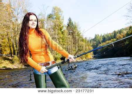 mujer de pesca en el río Otava, República Checa