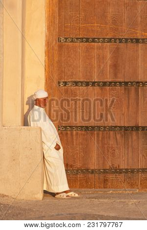 Al Ain, Uae - November 18, 2005: An Unidentified Caretaker At The Entrance To The Iconic Al Jahli Fo
