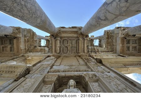 Efes Kütüphanesi