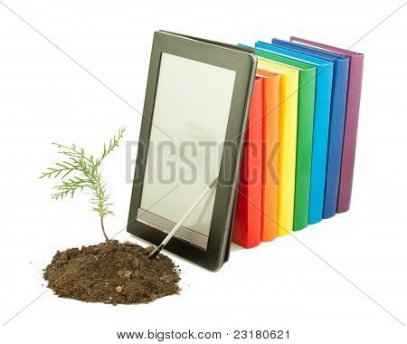 Semis d'arbres avec une rangée de livres et de lecteur de livre électronique derrière Isolated On White