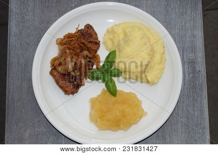 Calf´s Lever With Mashed Potatoes And Roasted Onions