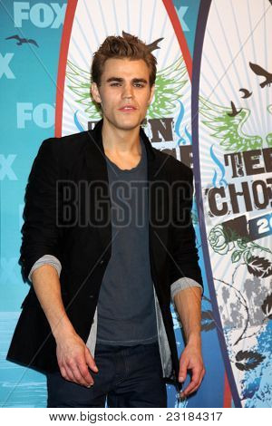 LOS ANGELES - 8 août : Paul Wesley dans la salle de presse à la 2010 Teen Choice Awards à Gibson Amp