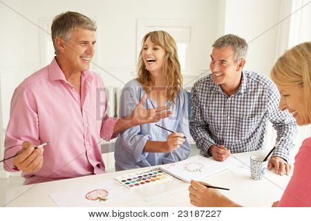 Midden leeftijd paren schilderen met aquarellen