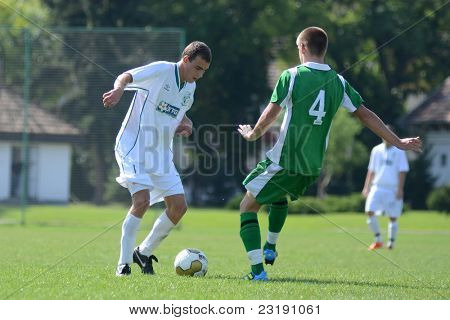 KAPOSVÁR, Maďarsko - 5. září: Kristof Kovacs (zelená 4) v akci na Maďarské národní Champi
