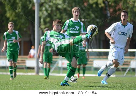 KAPOSVÁR, Maďarsko - 5. září: Kristof Kovacs (C) v akci na Maďarské národní mistrovství