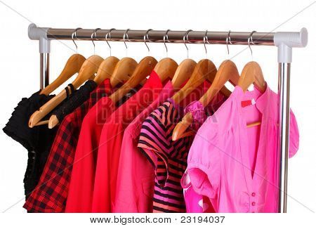 เสื้อผ้าที่แตกต่างกันบน hangers แยกต่างหากบนพื้นสีขาว