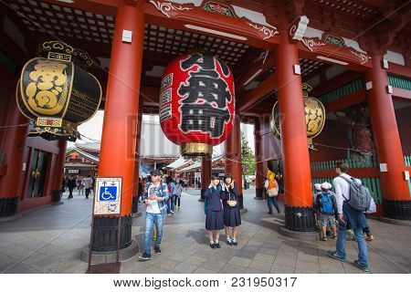 Tokyo, Sensoji Temple, Japan - October 14 ,2016: The Kaminarimon (thunder Gate), The Gate Of Sensoji