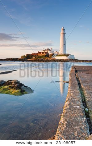 Faro de St Mary con la marea alta