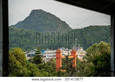 Red Bridge On Sanduo Lu Street In Guilin Town City With Karst Mountains In The Background, Guangxi P
