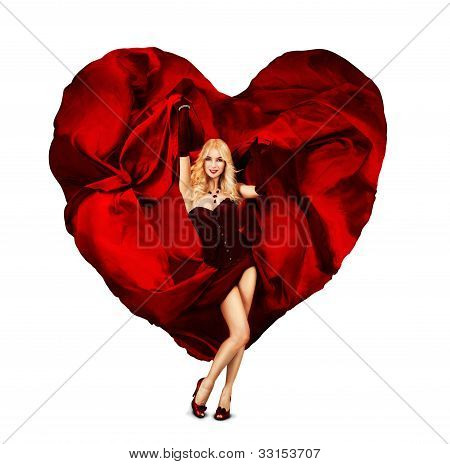 Seksikäs nuori nainen tanssii silkki Valentine sydän