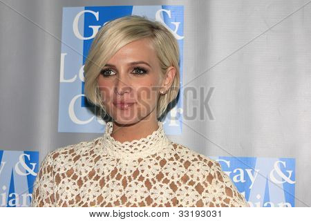 BEVERLY HILLS - 19 maj: Ashlee Simpson på L.A. Gay & lesbisk Center 