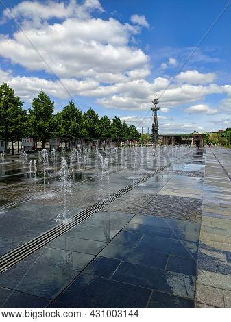 Moscow, Russia - May 31, 2021: Muzeon Art Park. Central Pedestrian Fountain In The Muzeon Park. Vert