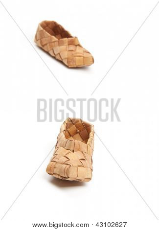 Bast, scarpe russi antichi, isolata on white