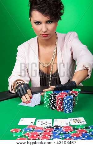 audacia sexy donna va all in dopo aver visto la mano di poker, con un impegnativo guardare sul suo viso. su g