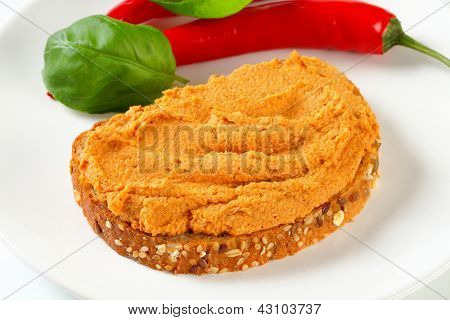 hele korn brød med krydret spredning og chilipeber