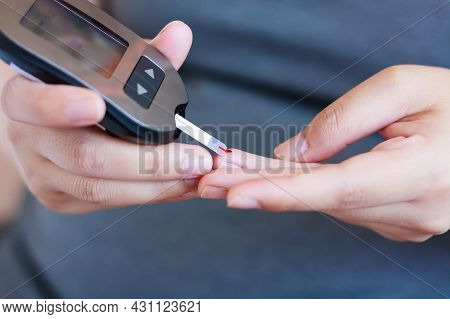 Test Blood Glucose For Diabetes In Pregnant Woman With Glucometer
