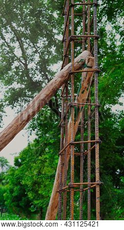 Using Steel Wire For Securing Steel Bars With Wire Rod For Reinforcement Of Concrete Or Cement. Focu