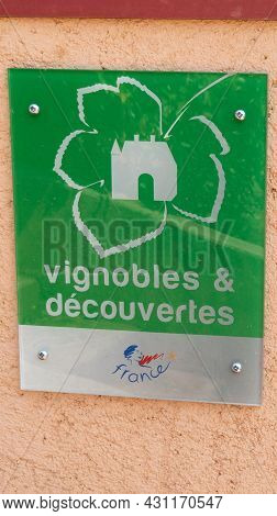 Bordeaux , Aquitaine  France - 08 25 2021 : Vignobles Et Decouvertes Logo And Text Sign State Guaran