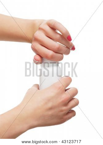 Krásné ženské ruce otevření lahvičku s pudrem izolované na bílém