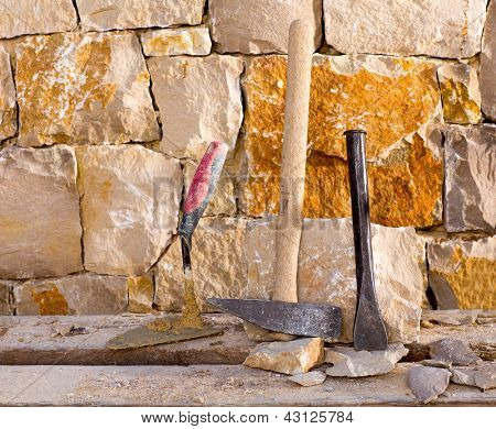 망치 메이슨 도구 stonecutter 벽돌의 건축 돌 벽에 작동
