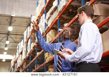 Zwei Geschäftsleute mit digitalen Tablet im Warehouse