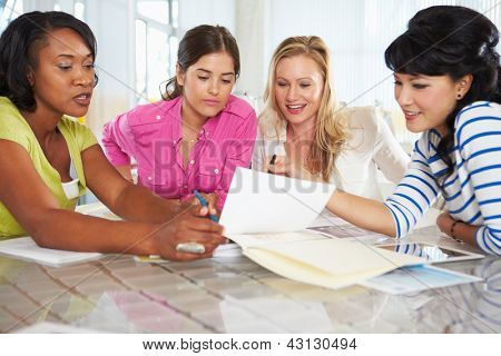 Grupo de encontro de mulheres no escritório criativo
