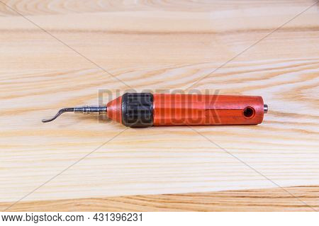The Process Of Deburring Metal. Deburring Tool For Metal, Wood, Aluminum, Copper And Plastic.