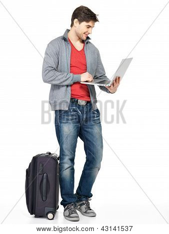 Retrato completo do homem com mala e Laptop